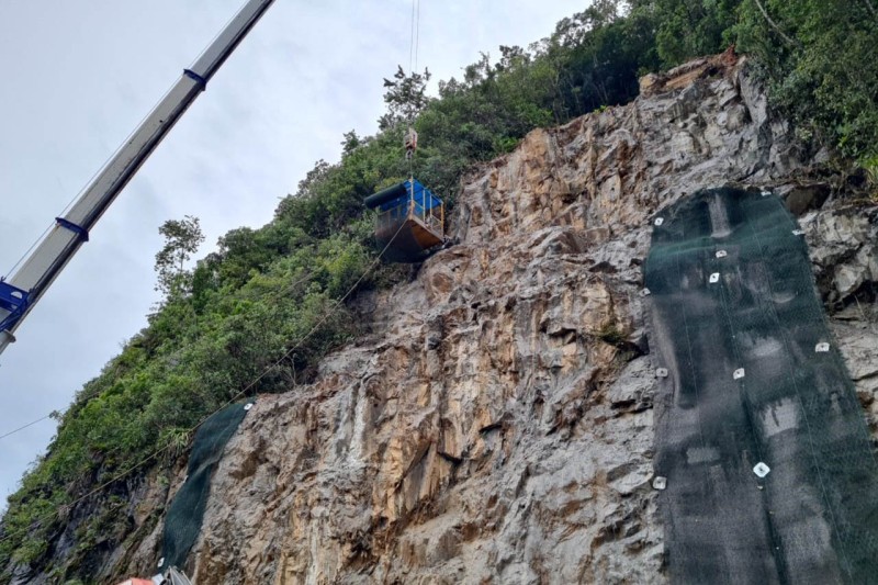 Obra emergencial do DER/PR no km 41 da BR-277 chega a 70% de execução neste final de semana