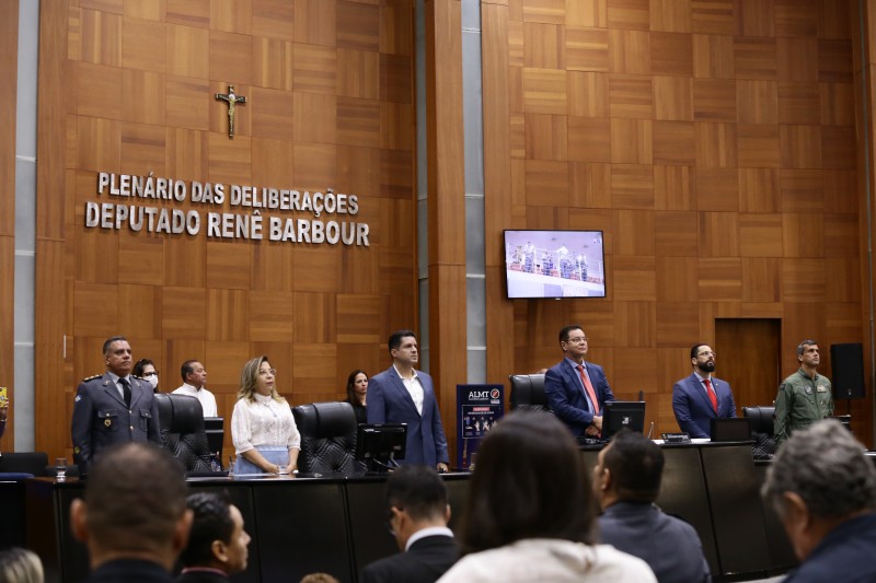 Presidente da ALMT homenageia 47 personalidades por serviços prestados