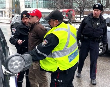 Estudante de 16 anos é preso ao declarar que existe apenas dois gêneros