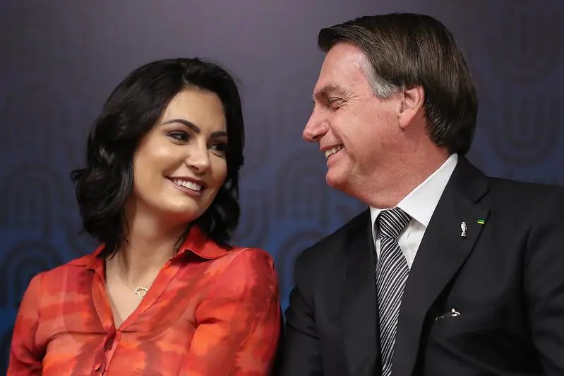 Michelle embarca para Orlando para comemorar aniversário de Bolsonaro