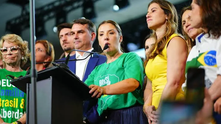 Flávio Bolsonaro aposta em profissional de peso para comandar plano econômico e confrontar Lula