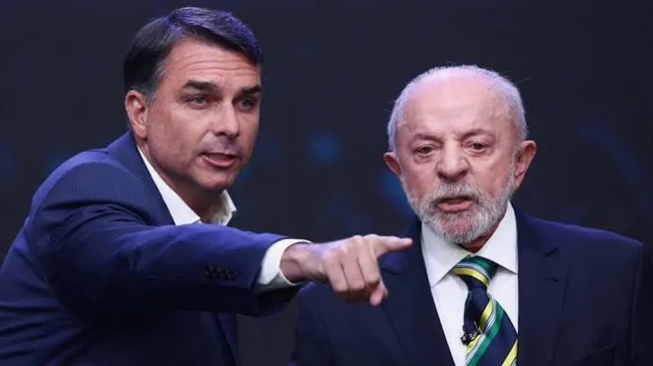 Flávio Bolsonaro lidera 15 pesquisas e coloca Lula sob pressão às vésperas da decisão nas urnas