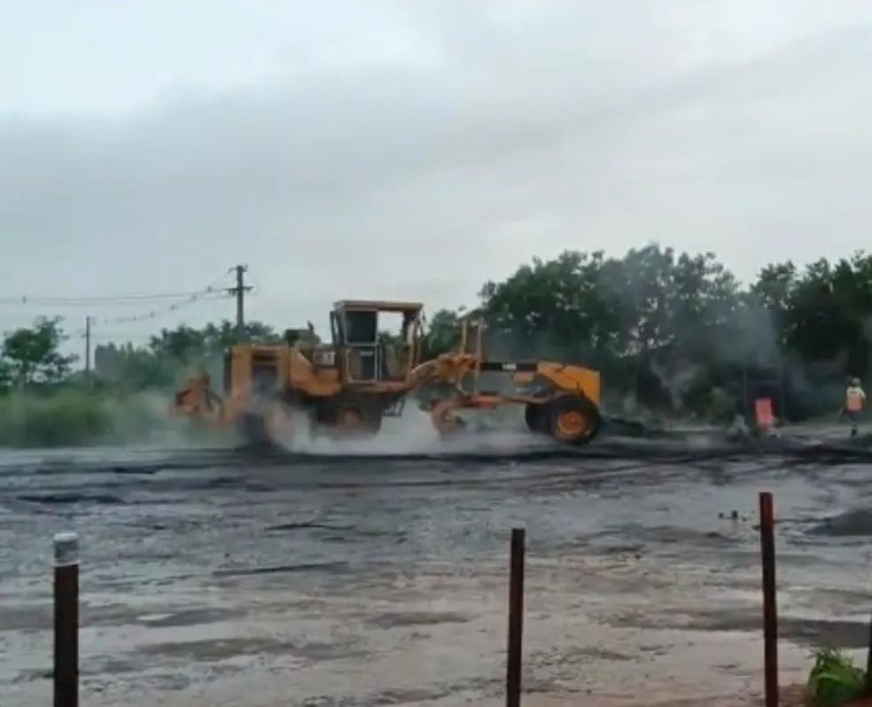 Polícia usa maquinários para retirar à força caminhoneiros das rodovias de MT