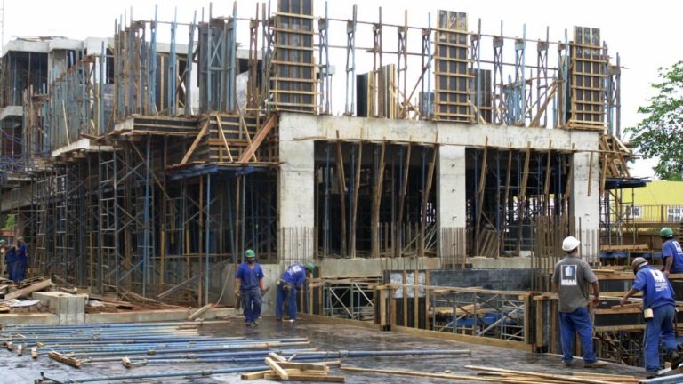 Com aumento de juros, construtoras temem queda na venda de imóveis