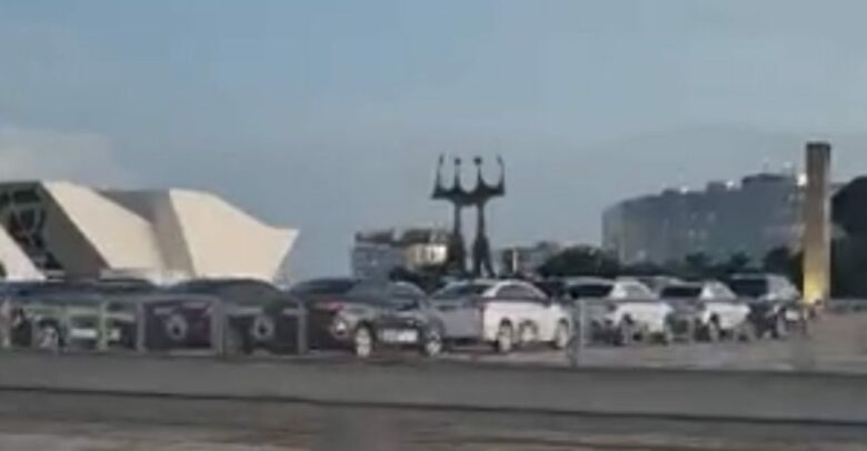 Ministério da Justiça transforma Praça dos Três Poderes em estacionamento