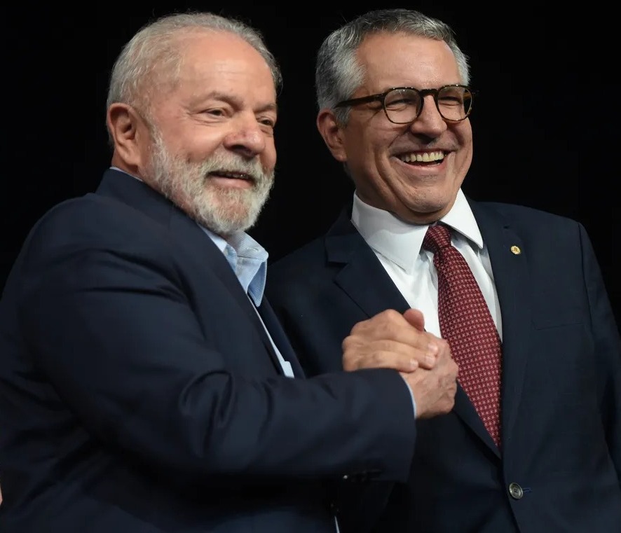 Deputados denunciam Lula e Padilha à PGR por agirem contra CPMI