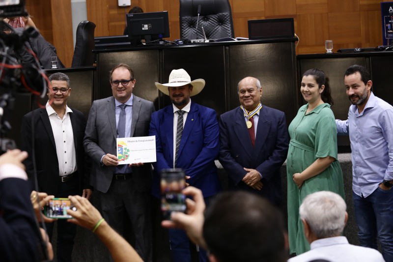 ALMT realiza sessão especial para homenagens e entrega de honrarias