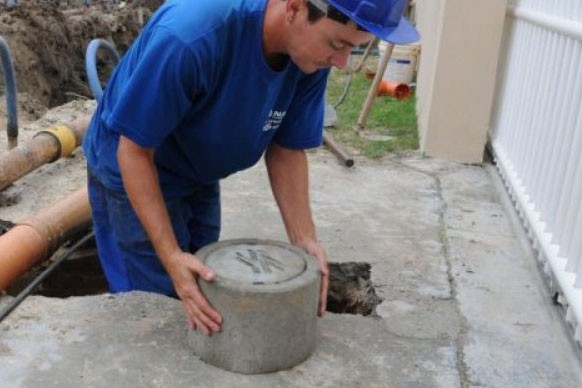 Sanepar orienta moradores sobre interligação de esgoto em Maria Helena, no Noroeste