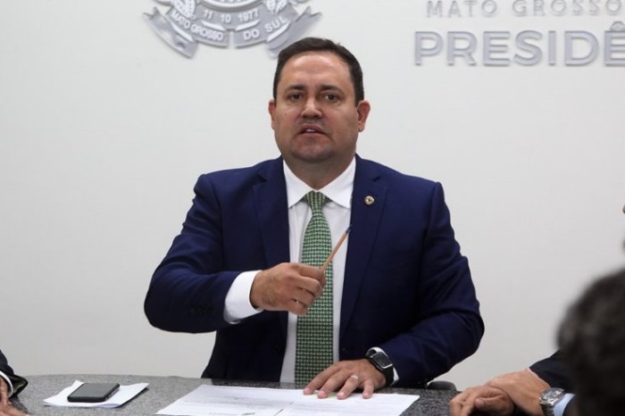 Presando pelo bem-estar, Marcio Fernandes pede limpeza em escola municipal