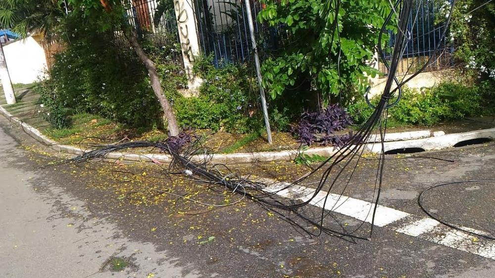 Proposta exige a remoção de cabos e fios acumulados em postes na rua
