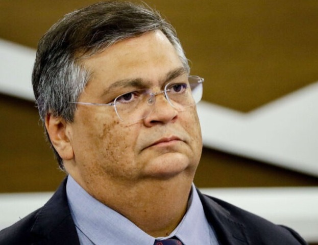 Dino apresenta notícia-crime contra seis parlamentares