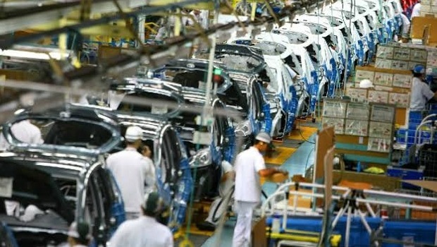 Montadoras interrompem produção de veículos no Brasil
