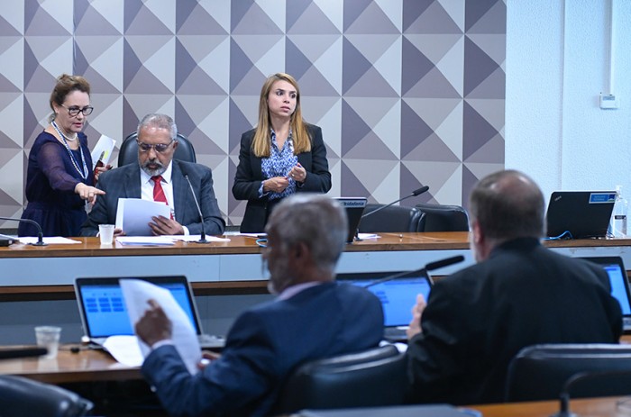 CDH aprova controle manual de freio e acelerador em carro de locadora adaptado