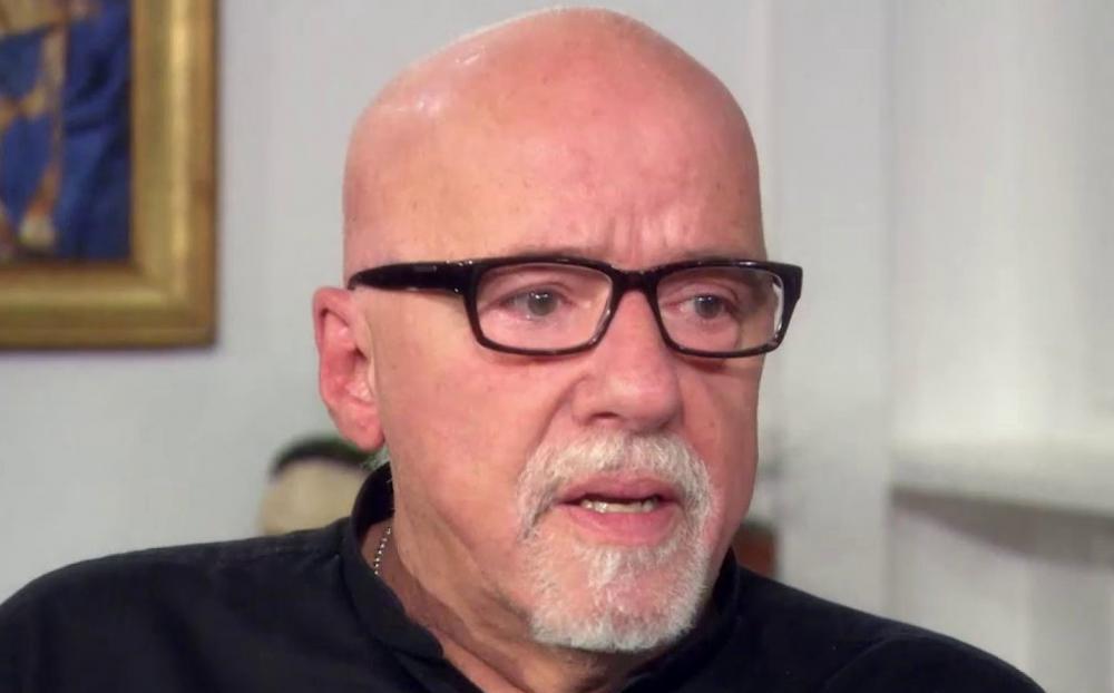 Paulo Coelho se diz arrependido por ter apoiado Lula