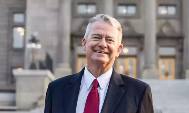 Governador dos EUA aprova PL que obriga transexuais a usarem banheiros 'conforme nascimento' 