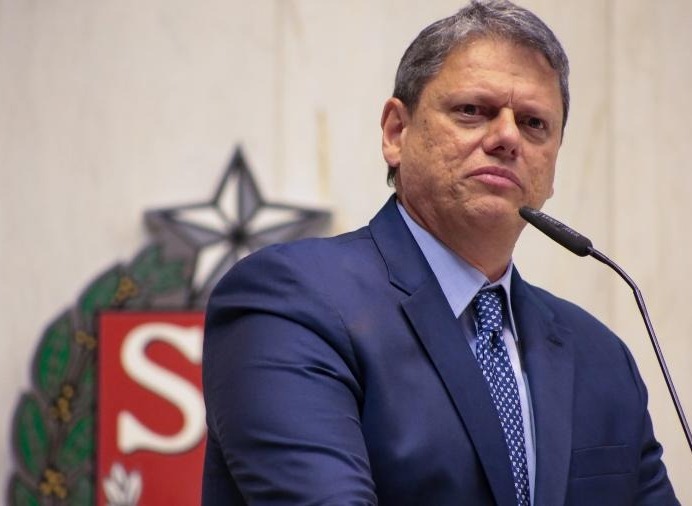 Tarcísio passa mal e vai enfrentar cirurgia em Londres