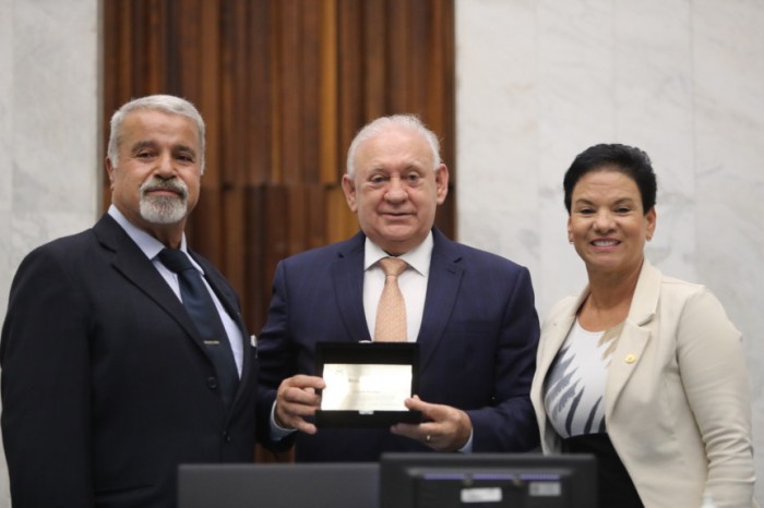 Deputada Marli Paulino (SD) entrega Menção Honrosa à comunidade árabe