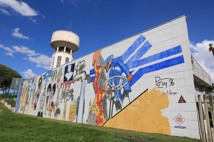 Mural histórico de Poty Lazzarotto mantido pela Sanepar é um presente cultural a Curitiba