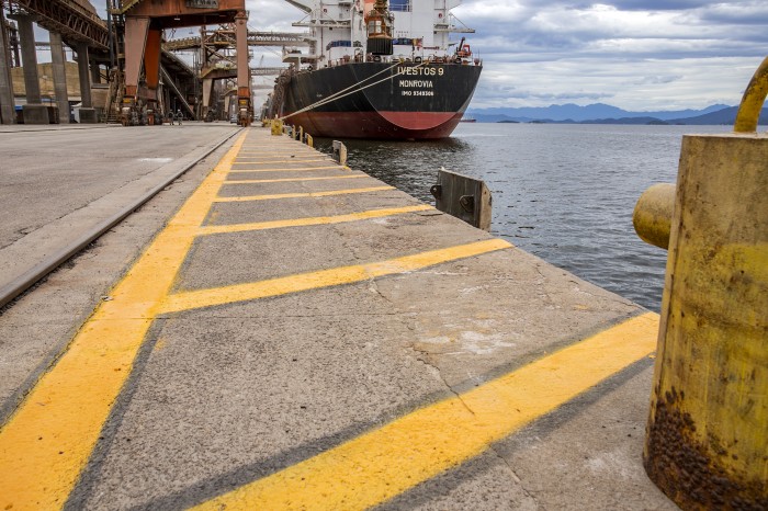 Porto de Paranaguá ganha nova sinalização horizontal e vertical na faixa primária