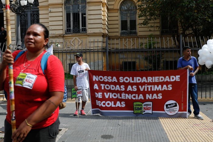 Em ato contra a violência, professores criticam condições de trabalho