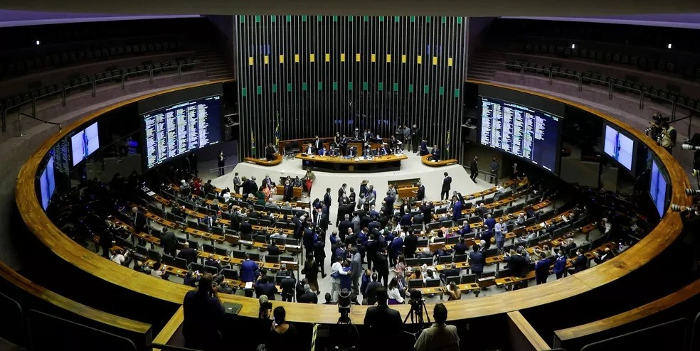 Aliados de Lula e Bolsonaro articulam anistia a partidos