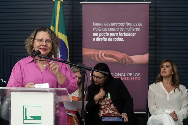 Câmara assina Pacto Nacional pelos Direitos da Mulher