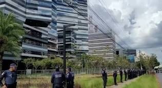 Bolsonaro presta depoimento na sede da PF sobre presentes árabes