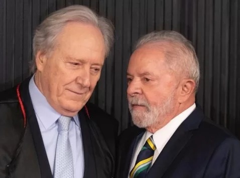 Lula assina decreto de aposentadoria antecipada de Lewandowski
