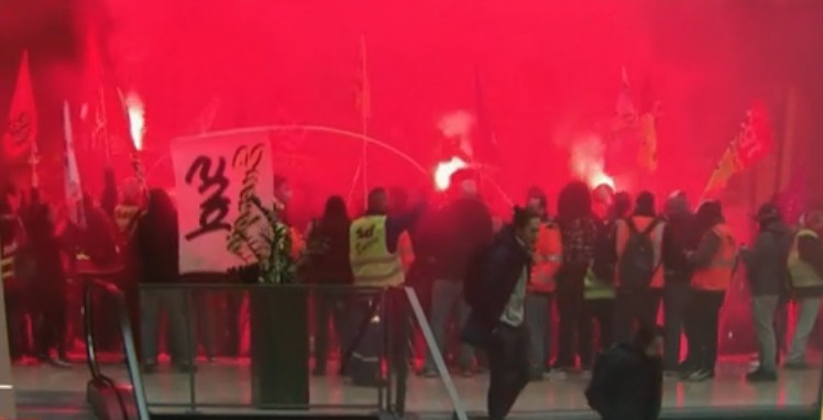Manifestantes invadem a Black Rock em Paris contra Reforma da Previdência