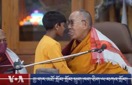Dalai Lama pede desculpas após pedir a menino para chupar sua língua