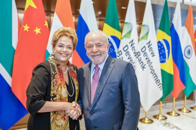 Dilma toma posse no banco do Brics com a presença de Lula