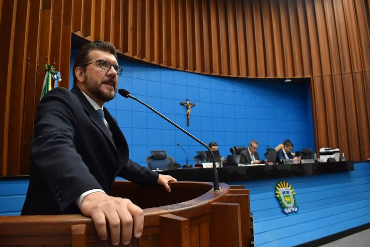 Deputados chamam manifestações de antidemocráticas e debatem multa a partidos