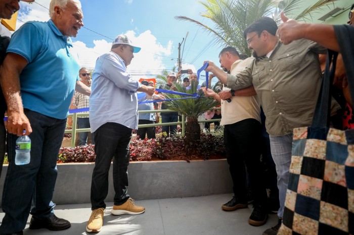 Governador entrega reforma do escadão do Núcleo Bandeirante