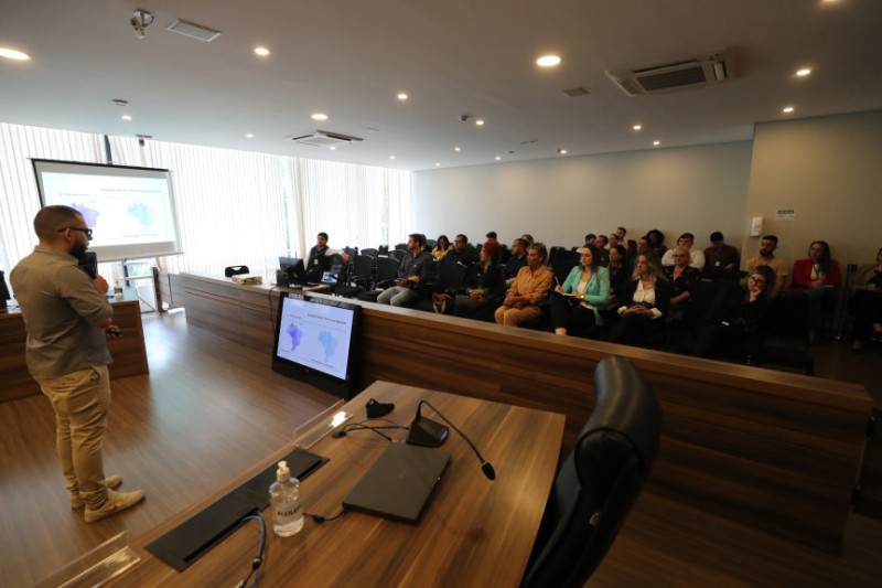 Curso explica influência geográfica na decisão eleitoral da população