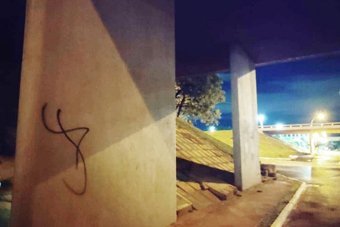 Homem é pego pichando viaduto da via N2