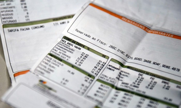 Dois moradores do DF ganham desconto de R$ 500 na conta de luz por um ano