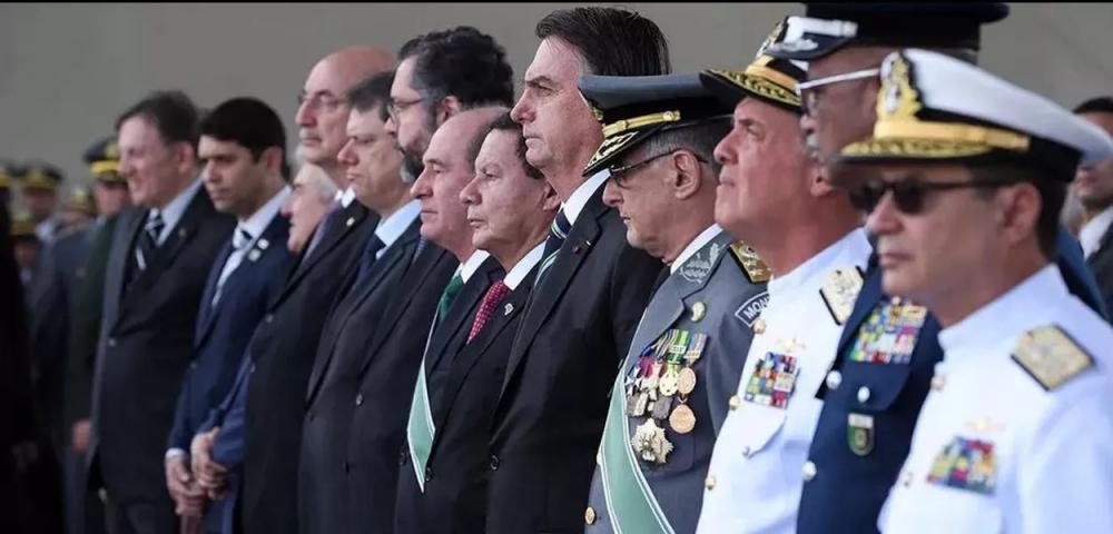 Bolsonaro promove dez generais do Exército em decreto