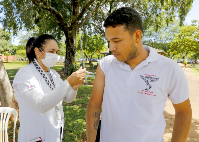 Vacina bivalente disponível para todos com 18 anos ou mais