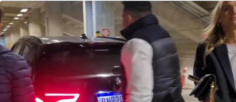Ronaldo Fenômeno tira homem do porta malas do seu carro