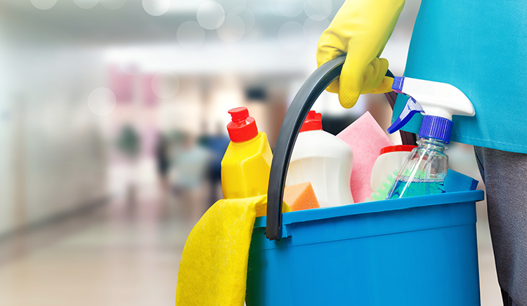 Dez anos após PEC, domésticas ainda buscam direitos