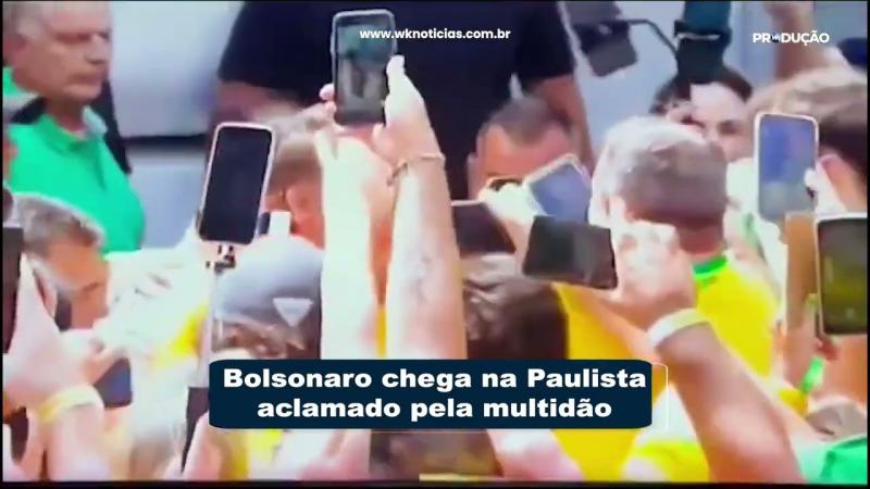 Bolsonaro chega na Paulista aclamado pela multidão