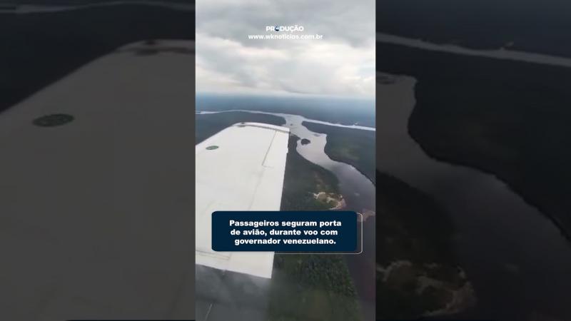 Passageiros seguram porta de avião, durante voo com governador venezuelano