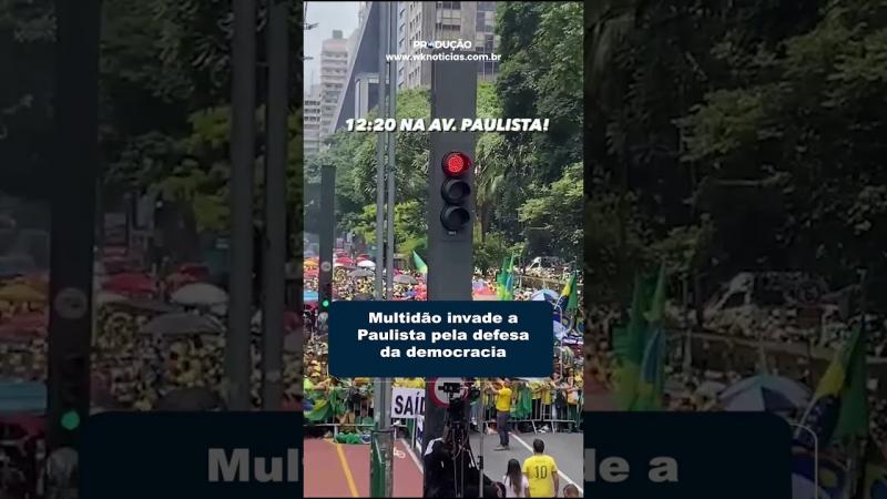 Multidão invade a Paulista pela defesa da democracia